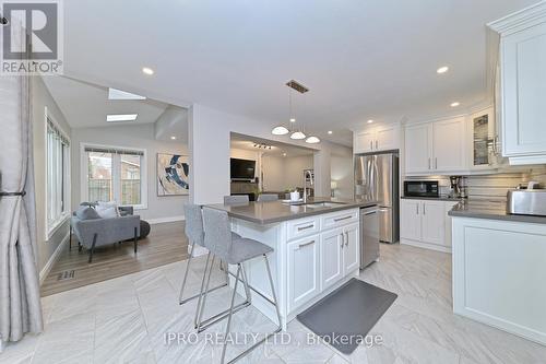 18 Burrows Court, Brampton, ON - Indoor Photo Showing Kitchen With Upgraded Kitchen