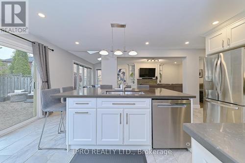 18 Burrows Court, Brampton, ON - Indoor Photo Showing Kitchen With Upgraded Kitchen