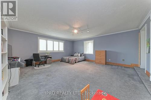 18 Burrows Court, Brampton, ON - Indoor Photo Showing Bedroom