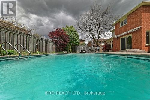18 Burrows Court, Brampton, ON - Outdoor With In Ground Pool