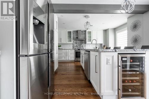 4045 Sasha Court, Mississauga, ON - Indoor Photo Showing Kitchen With Upgraded Kitchen
