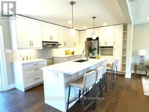 1326 Meredith Avenue, Mississauga, ON - Indoor Photo Showing Kitchen With Upgraded Kitchen