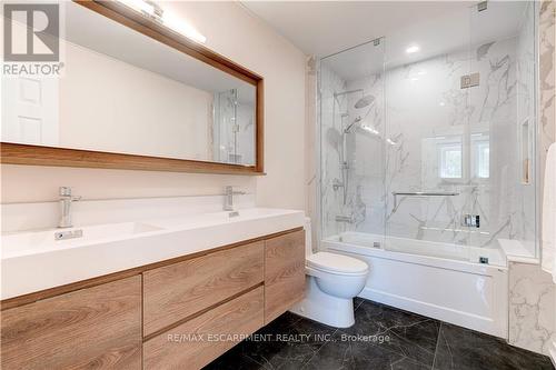 1311 Consort Crescent, Burlington, ON - Indoor Photo Showing Bathroom
