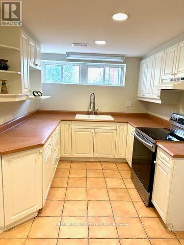 6907 King Street, Caledon, ON - Indoor Photo Showing Kitchen With Double Sink