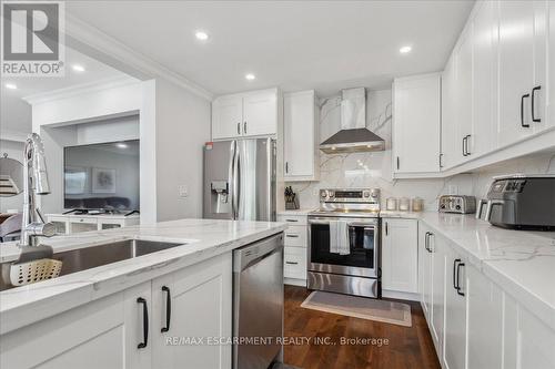 26 Babcock Crescent, Milton, ON - Indoor Photo Showing Kitchen With Upgraded Kitchen