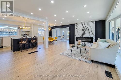 602 Jennifer Crescent, Burlington, ON - Indoor Photo Showing Living Room