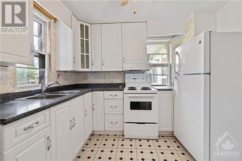 40 Front Avenue W, Brockville, ON - Indoor Photo Showing Kitchen With Double Sink