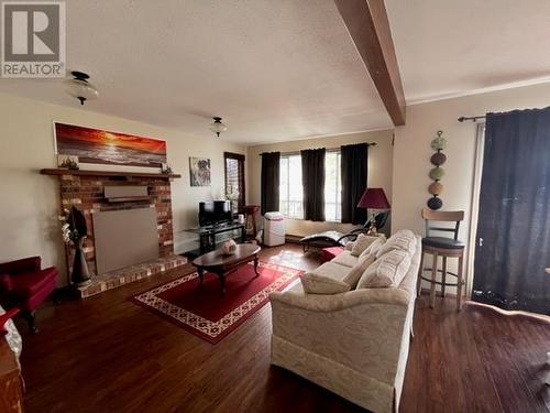 3965 Lakeside Road, Penticton, BC - Indoor Photo Showing Living Room