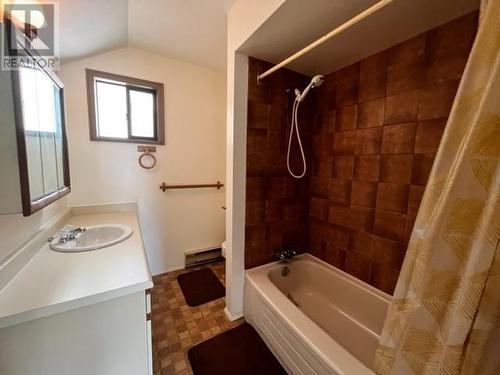 3965 Lakeside Road, Penticton, BC - Indoor Photo Showing Bathroom