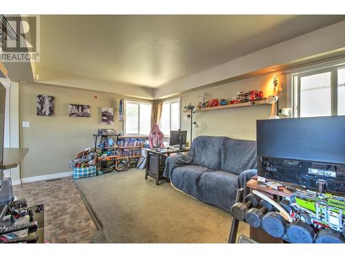 4218 Bella Vista Road, Vernon, BC - Indoor Photo Showing Living Room