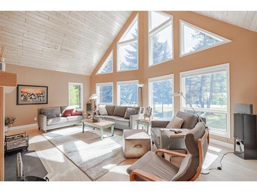 5808 Rocky Mountain Way, Fairmont Hot Springs, BC - Indoor Photo Showing Living Room