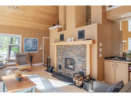 5808 Rocky Mountain Way, Fairmont Hot Springs, BC - Indoor Photo Showing Living Room With Fireplace