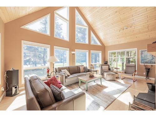 5808 Rocky Mountain Way, Fairmont Hot Springs, BC - Indoor Photo Showing Living Room