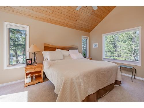 5808 Rocky Mountain Way, Fairmont Hot Springs, BC - Indoor Photo Showing Bedroom