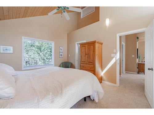 5808 Rocky Mountain Way, Fairmont Hot Springs, BC - Indoor Photo Showing Bedroom