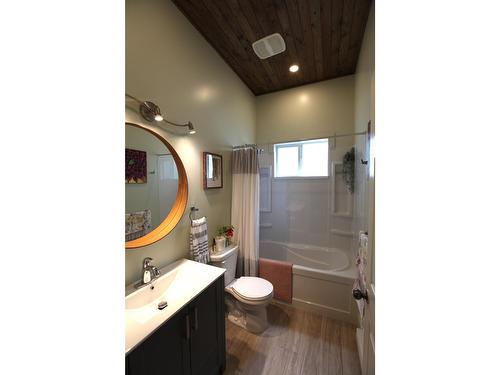 302 6Th Avenue, New Denver, BC - Indoor Photo Showing Bathroom