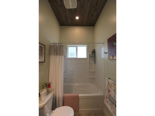 302 6Th Avenue, New Denver, BC - Indoor Photo Showing Bathroom