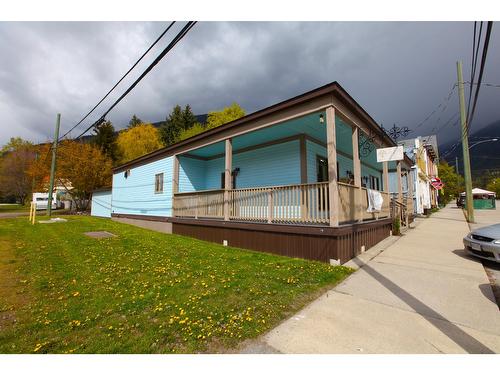 302 6Th Avenue, New Denver, BC - Outdoor With Deck Patio Veranda