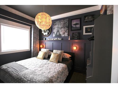 302 6Th Avenue, New Denver, BC - Indoor Photo Showing Bedroom