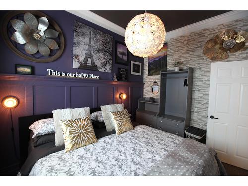 302 6Th Avenue, New Denver, BC - Indoor Photo Showing Bedroom