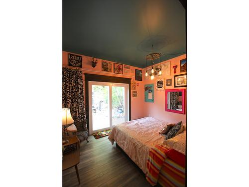 302 6Th Avenue, New Denver, BC - Indoor Photo Showing Bedroom