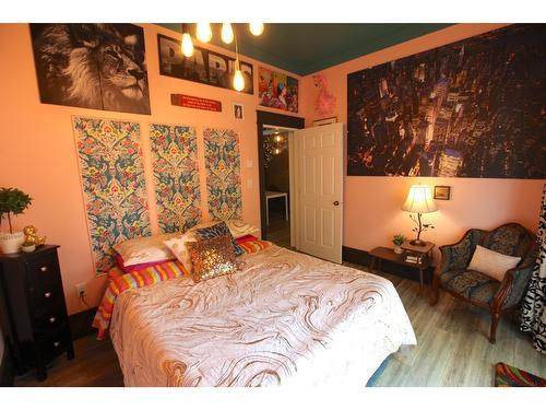 302 6Th Avenue, New Denver, BC - Indoor Photo Showing Bedroom