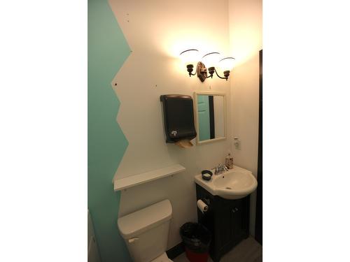 302 6Th Avenue, New Denver, BC - Indoor Photo Showing Bathroom