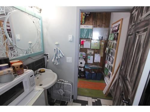 302 6Th Avenue, New Denver, BC - Indoor Photo Showing Bathroom