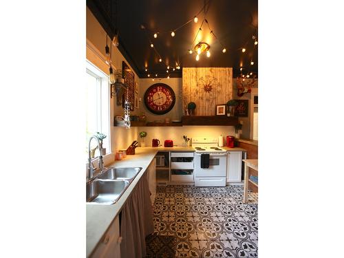 302 6Th Avenue, New Denver, BC - Indoor Photo Showing Kitchen With Double Sink