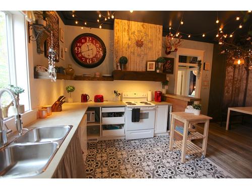 302 6Th Avenue, New Denver, BC - Indoor Photo Showing Kitchen With Double Sink