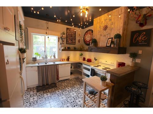 302 6Th Avenue, New Denver, BC - Indoor Photo Showing Kitchen With Double Sink