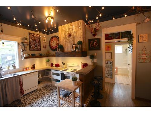 302 6Th Avenue, New Denver, BC - Indoor Photo Showing Kitchen