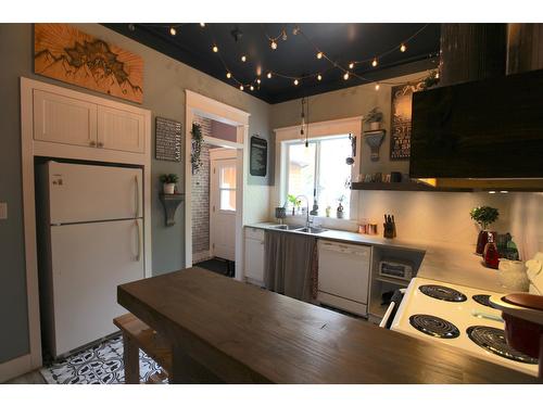 302 6Th Avenue, New Denver, BC - Indoor Photo Showing Kitchen With Double Sink