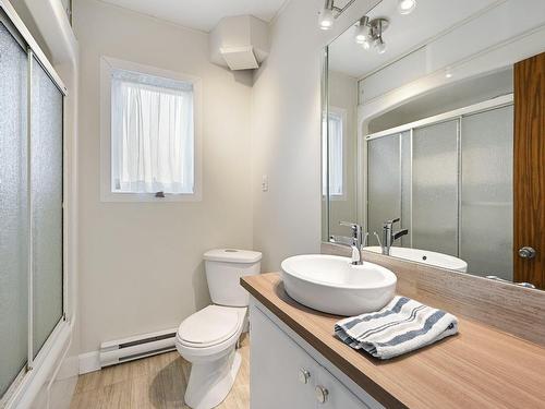 Bathroom - 325 1Re Rue, Saint-Blaise-Sur-Richelieu, QC - Indoor Photo Showing Bathroom