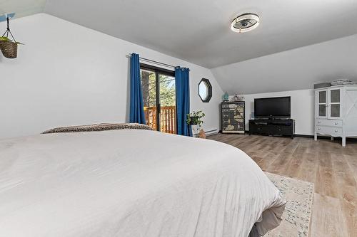 7500 Rivercrest Road, Radium Hot Springs, BC - Indoor Photo Showing Bedroom