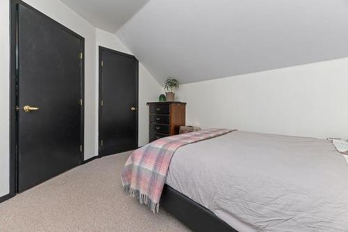 7500 Rivercrest Road, Radium Hot Springs, BC - Indoor Photo Showing Bedroom