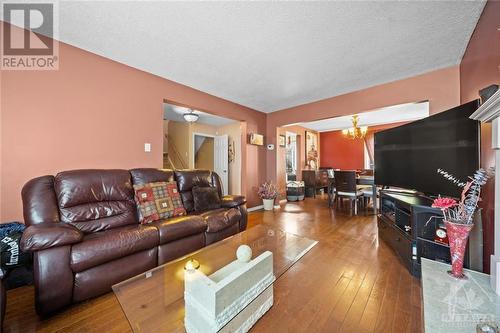 497 Princess Louise Drive, Ottawa, ON - Indoor Photo Showing Living Room