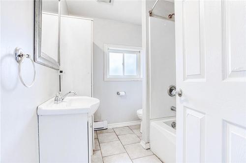 206 Church Street|Unit #Upper, St. Catharines, ON - Indoor Photo Showing Bathroom