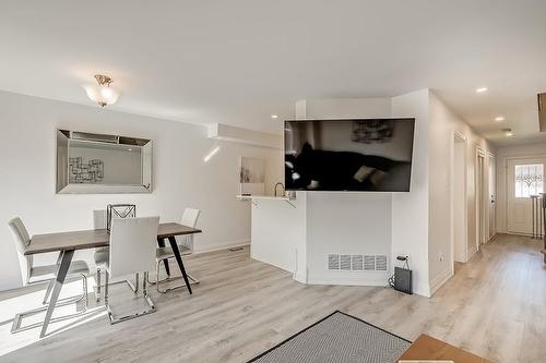 2022 Atkinson Drive|Unit #35, Burlington, ON - Indoor Photo Showing Living Room