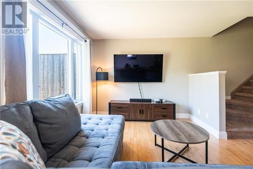 39 Winston Avenue, Petawawa, ON - Indoor Photo Showing Living Room