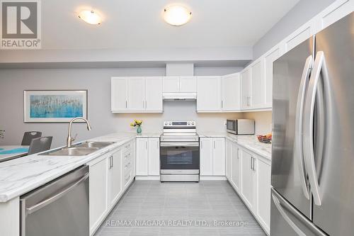 433 Williams Crescent, Fort Erie, ON - Indoor Photo Showing Kitchen With Double Sink
