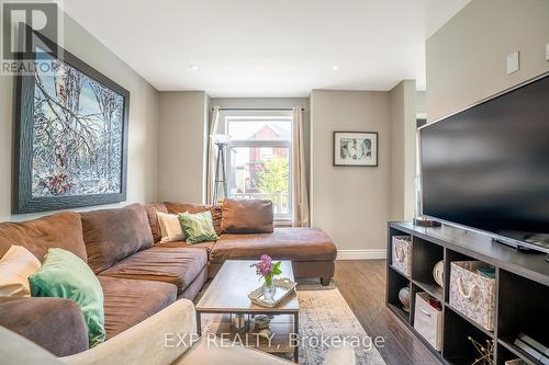32 Case Street, Hamilton, ON - Indoor Photo Showing Living Room