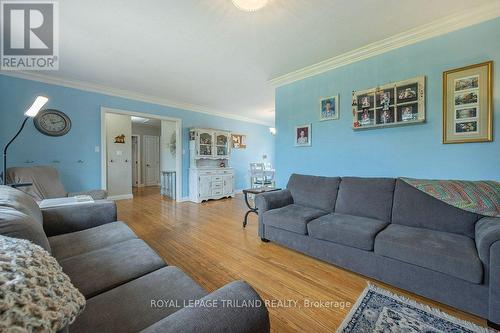 33 Vineden Drive, Central Elgin, ON - Indoor Photo Showing Living Room