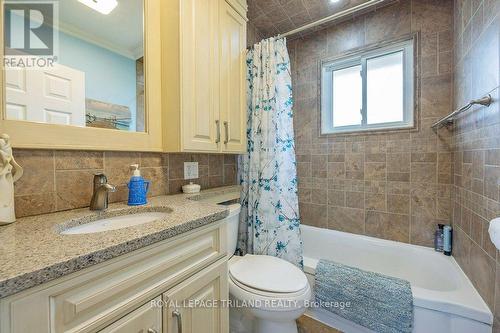 33 Vineden Drive, Central Elgin, ON - Indoor Photo Showing Bathroom