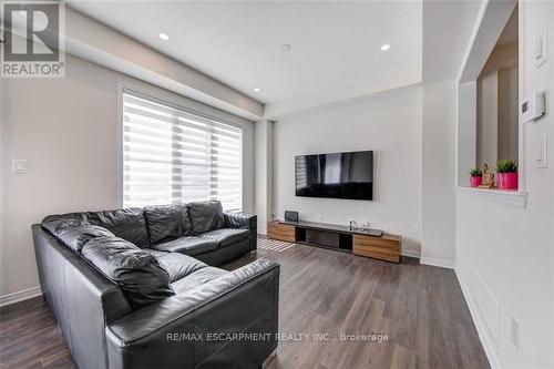 8 Queen Mary Boulevard, Hamilton, ON - Indoor Photo Showing Living Room