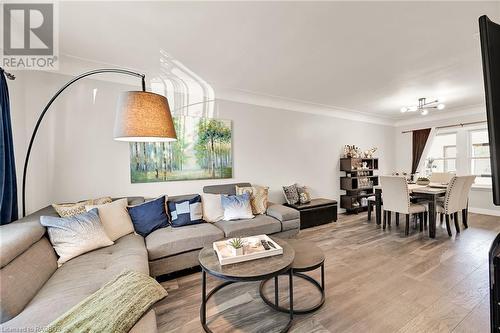 15 Newlands Avenue, Hamilton, ON - Indoor Photo Showing Living Room