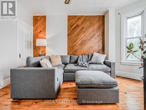 71 Oak Avenue, Hamilton, ON - Indoor Photo Showing Living Room