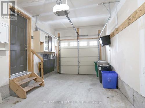 179 Patriot Place, Ottawa, ON - Indoor Photo Showing Garage