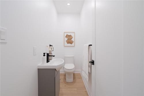 221 Federal Street, Hamilton, ON - Indoor Photo Showing Bathroom