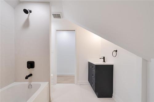 221 Federal Street, Hamilton, ON - Indoor Photo Showing Bathroom